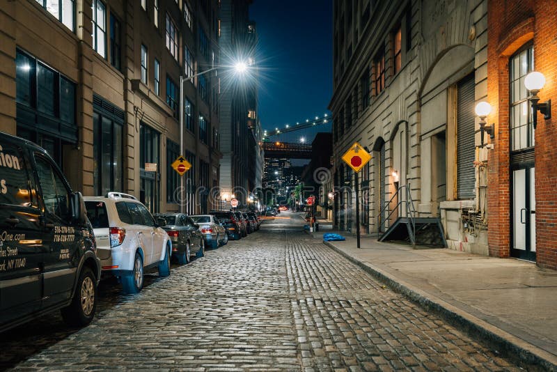 Улица булыжника вечером в DUMBO, Бруклине, Нью-Йорке стоковое фото rf