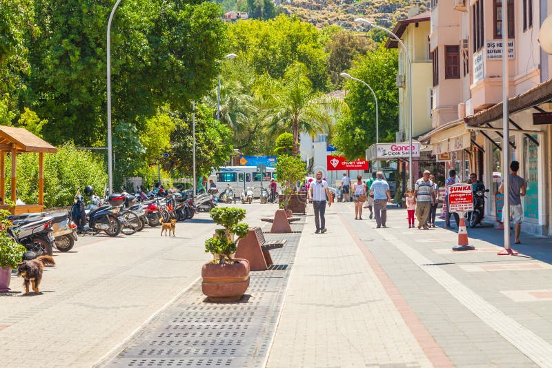 Улица в традиционном турецком стиле тахты в старом городе Fethiye индюк свободного полета среднеземноморской стоковые фото Улица в традиционном турецком стиле тахты в старом городе Fethiye индюк свободного полета среднеземноморской стоковые фото