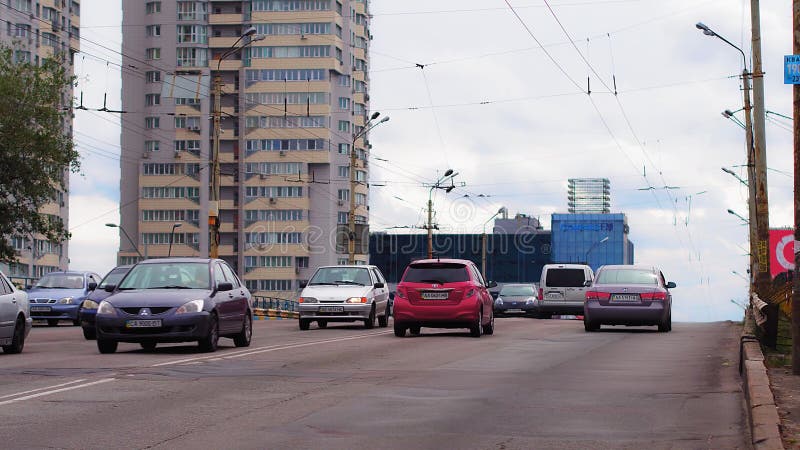 Улица города час пик, машины. Машины на трассе в движении. Автоматическое движение в Европе 24 августа 2017. Киев, Украина.