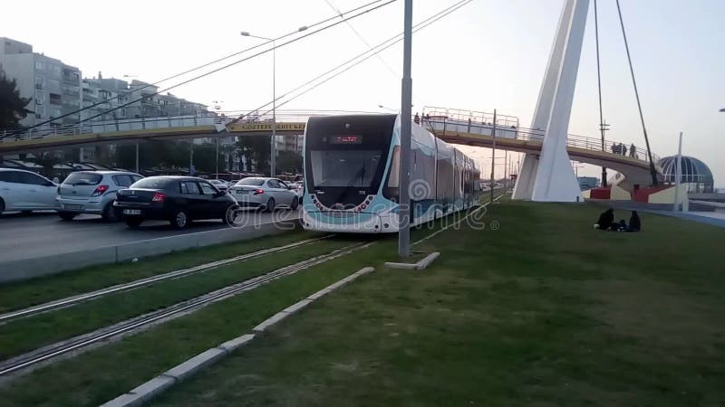 Уличное движение трамвая и взморья в Goztepe - Izmir Турции сток-видео