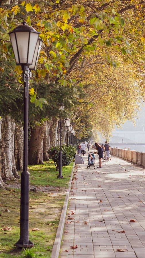 Уличный фонарь на набережной реки. В людей стоковое фото