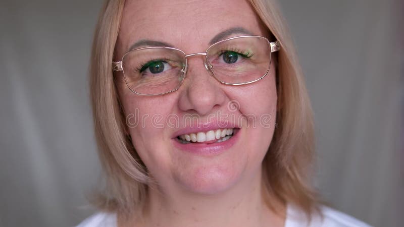 улучшение зрения женщина надевает очки показывая большой палец вверх счастливая довольная женщина средних лет сток-видео
