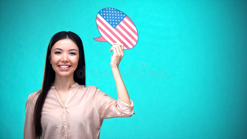 Улыбающаяся девушка, держащая флаг США 'пузырь' речи, изучающая язык, идеи путешествий стоковая фотография Улыбающаяся девушка, держащая флаг США 'пузырь' речи, изучающая язык, идеи путешествий стоковая фотография
