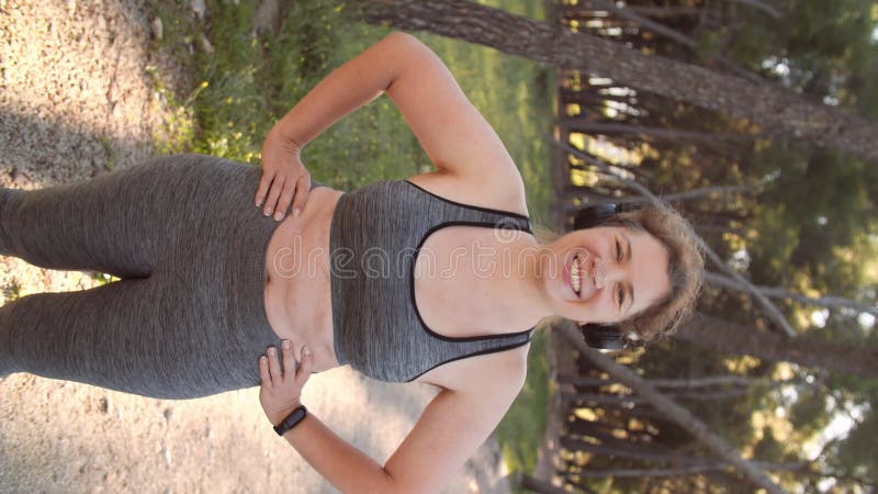 улыбающаяся женщина в сером костюме, позирующая на камеру, отдыхают. счастливая женщина с избыточным весом в сером модном костюме
