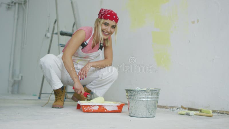 улыбающаяся женщина-водолаз в лотке акции видеоматериалы