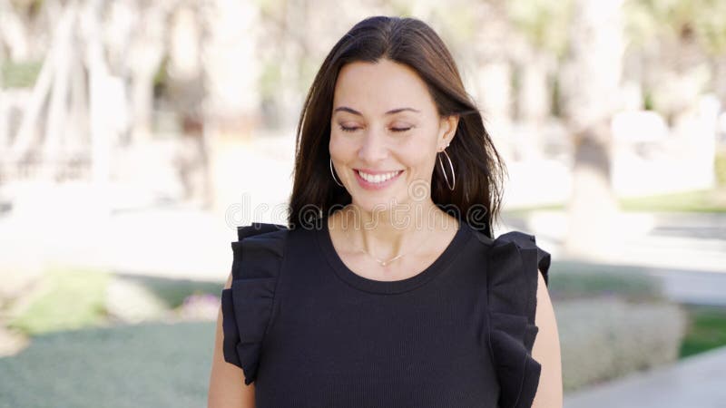 улыбающаяся латиноамериканка на улице сток-видео