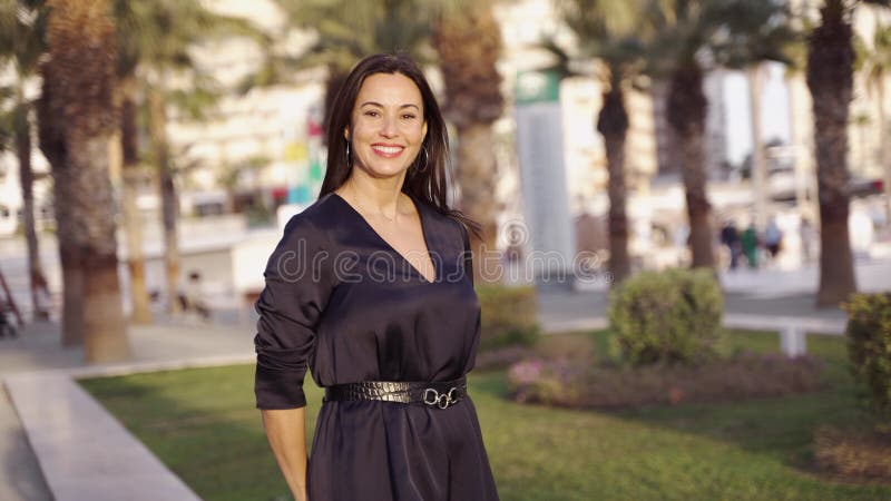 улыбающаяся латиноамериканка смотрит на камеру сток-видео