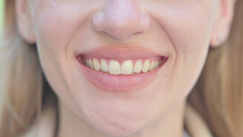 Улыбающиеся женские губы сток-видео