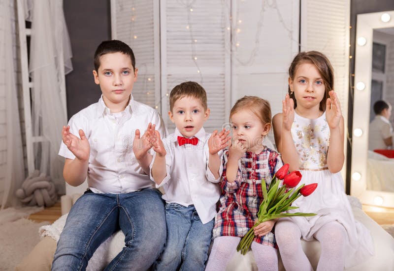 улыбающиеся мальчики и девочки. красивые дети вместе в помещении. детство. стоковые фото