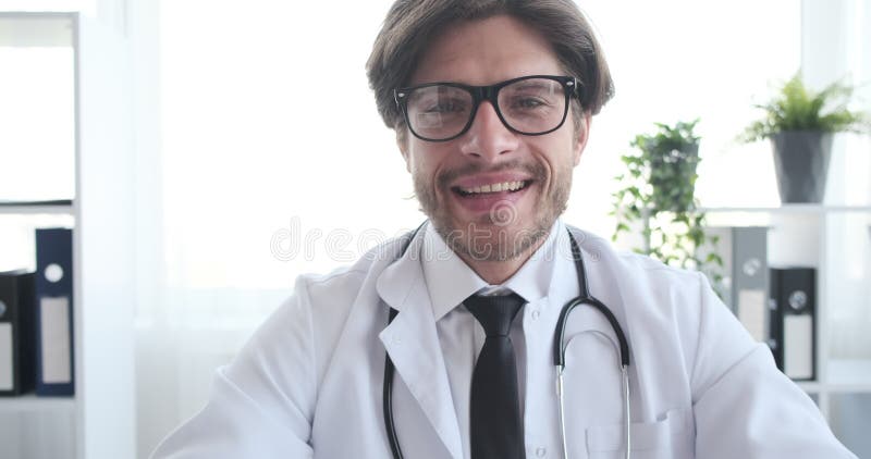 Улыбающийся врач со стетоскопом в клинике