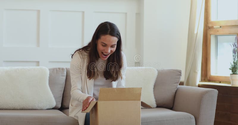 Улыбаясь калечение чувство клиента возбужденное быстрого отгрузочное службы. сток-видео