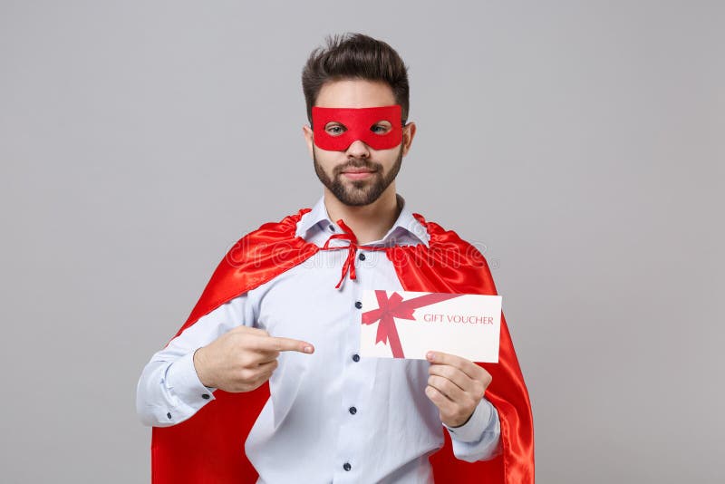 Улыбаясь сильный бизнесмен в костюме superhero рубашки есть сверхъестественные способности изолированном серую фон стоковая фотография