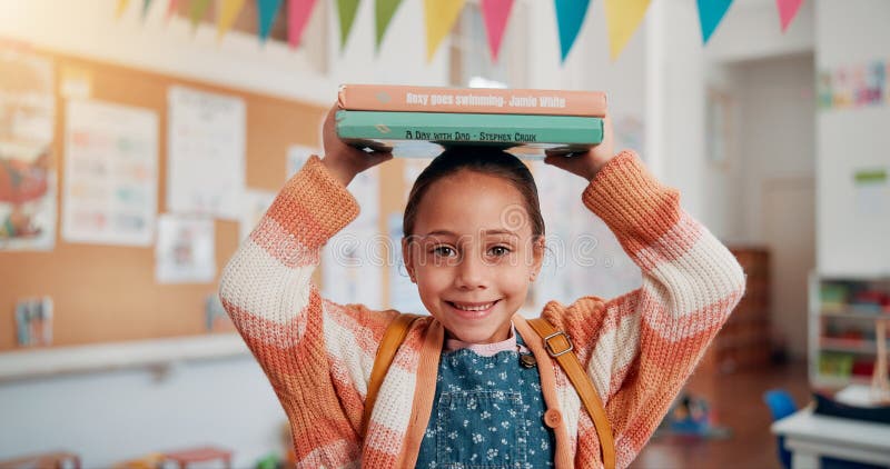 Улыбка девушки и книги на голове в классе портрет и взволнован для образования истории или развития. Ребенок счастлив стоковые изображения rf
