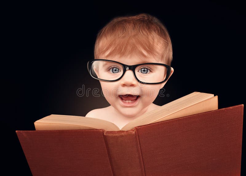 Умная книга образования чтения младенца на изолированной предпосылке стоковое изображение rf Умная книга образования чтения младенца на изолированной предпосылке стоковое изображение rf