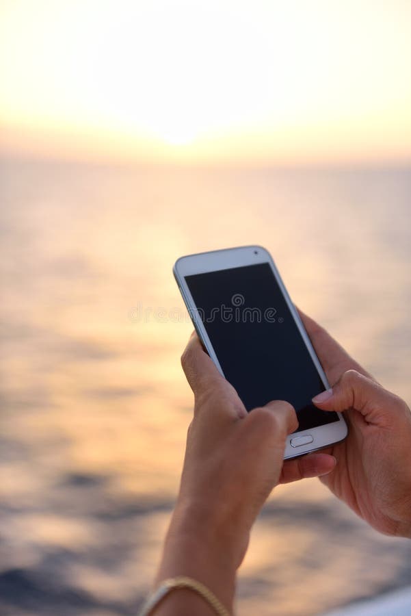 Умная телефона конца женщина вверх - используя smartphone app стоковая фотография