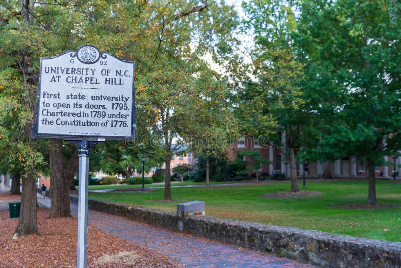 Университет Северной Каролины на отметке unc Chapel Hill исторической марк свое открытое в 1795 году стоковое фото rf