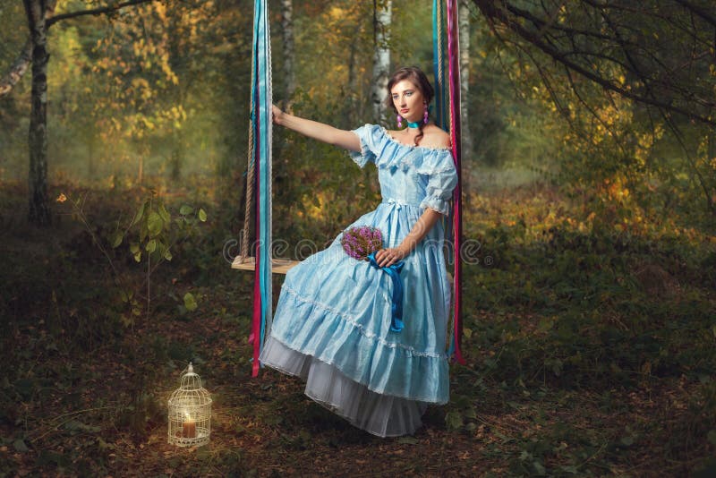 Унылая женщина на качании стоковая фотография Унылая женщина на качании стоковая фотография