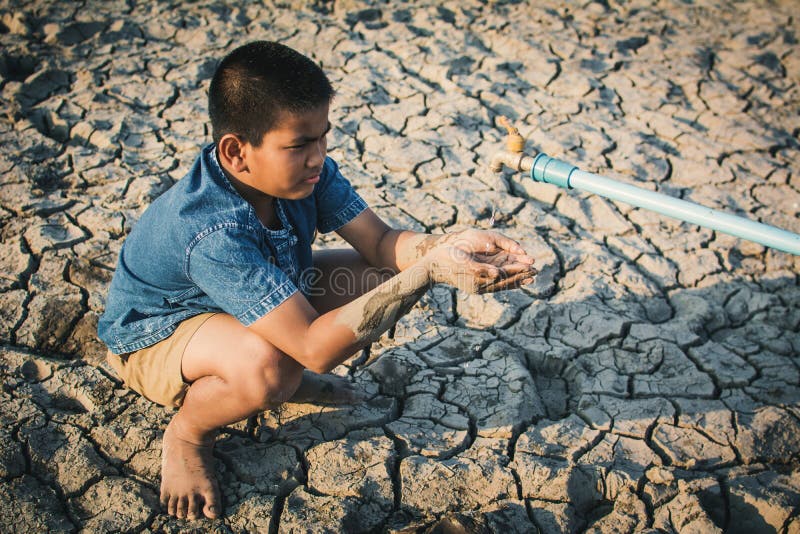 Унылый мальчик хочет выпить некоторую воду на великолепной земле стоковые фотографии rf Унылый мальчик хочет выпить некоторую воду на великолепной земле стоковые фотографии rf