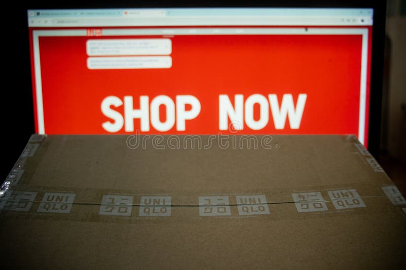 уплотнитель uniqlo с фоном монитора, на котором написано 'магазин сейчас' на веб-сайте стоковое фото
