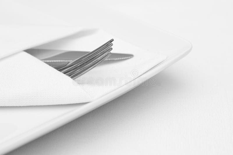 Урегулирование места, белая плита с столовым прибором стоковое изображение rf