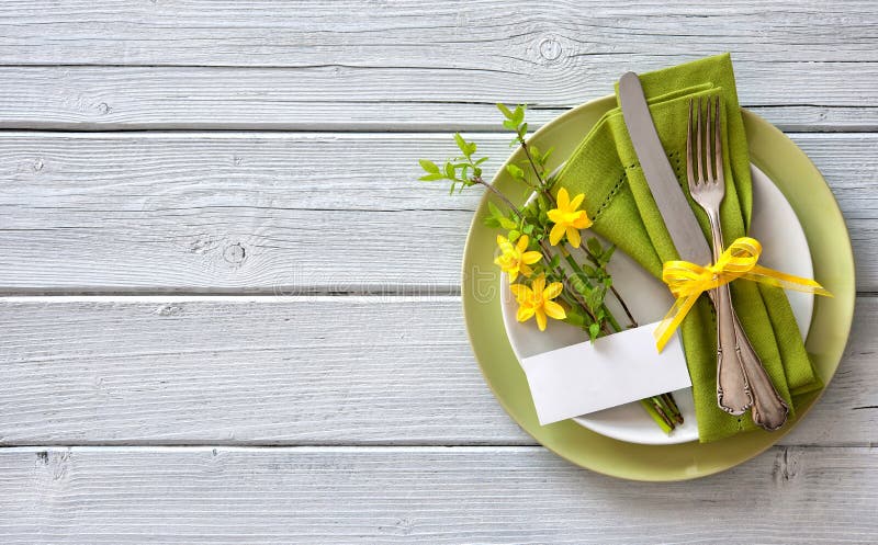 Урегулирование места таблицы весны с daffodils стоковое фото rf Урегулирование места таблицы весны с daffodils стоковое фото rf