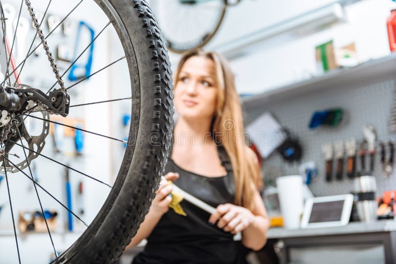 Услаженный молодой craftswoman работая в ремонтной мастерской стоковые изображения rf