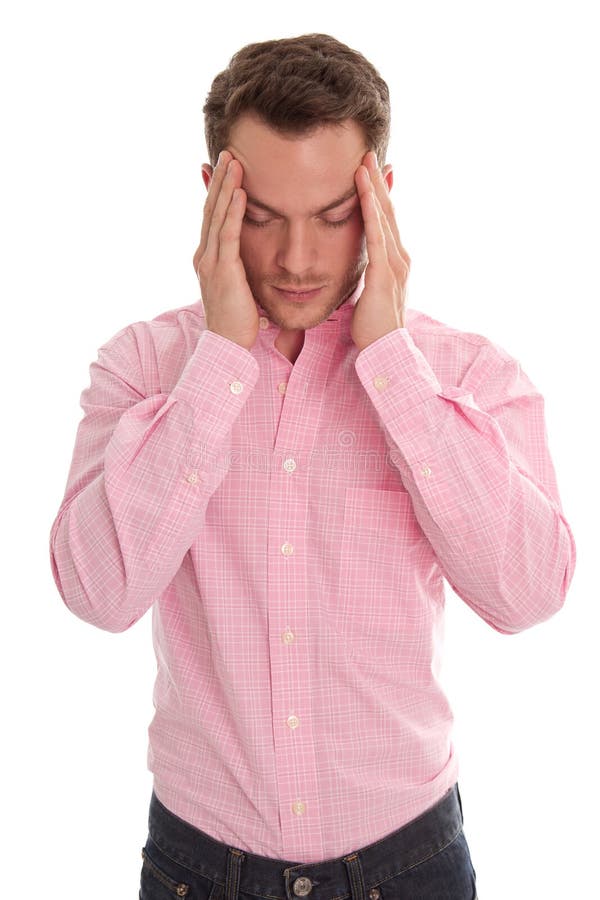 Усиленный молодой человек в пинке с головой в руках изолированных на ...