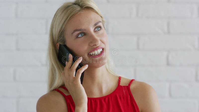 Усмехаться женский имеющ телефонный разговор видеоматериал