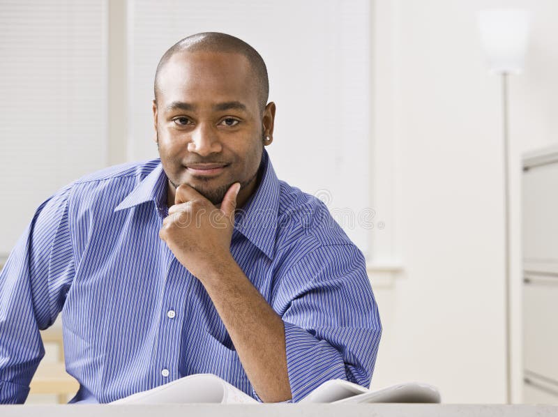 Мужчина улыбается в камеру стоковое изображение rf