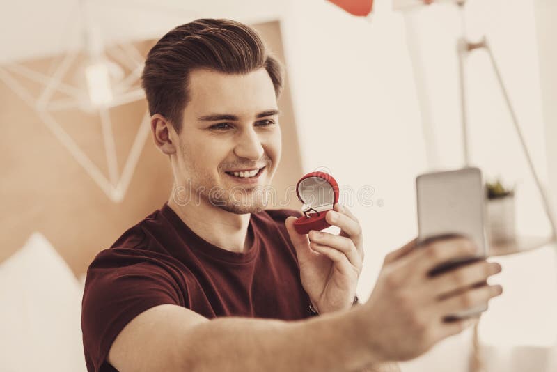 Усмехаясь excited человек делая selfie с дорогим обручальным кольцом стоковые фото Усмехаясь excited человек делая selfie с дорогим обручальным кольцом стоковые фото