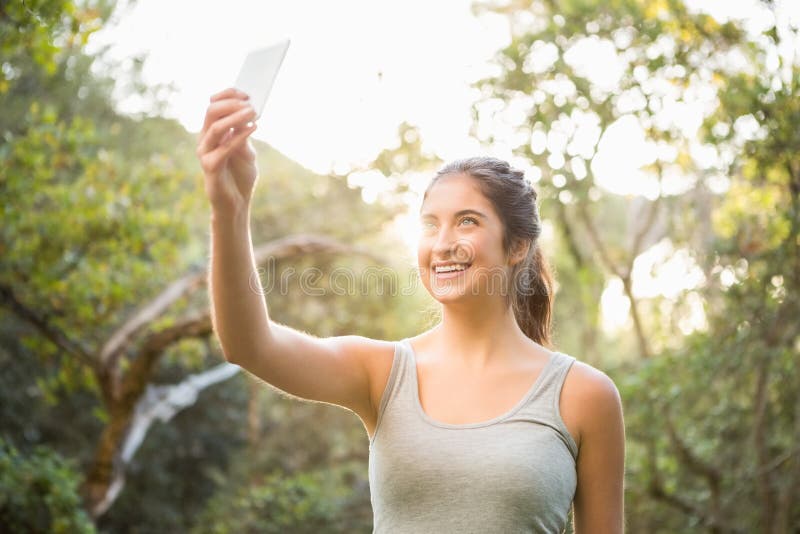 Усмехаясь атлетическое брюнет принимая selfies стоковая фотография Усмехаясь атлетическое брюнет принимая selfies стоковая фотография