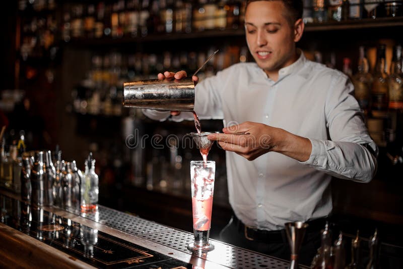 Усмехаясь бармен делая свежий и холодный коктеиль лета mojito клубники стоковые фото Усмехаясь бармен делая свежий и холодный коктеиль лета mojito клубники стоковые фото