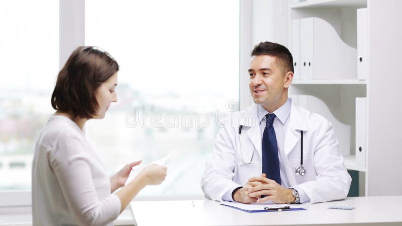 Усмехаясь встреча доктора и молодой женщины на больнице