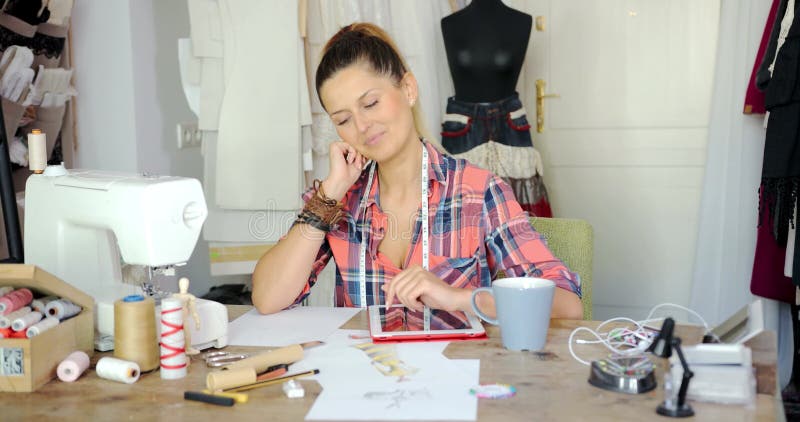 Усмехаясь женский портной представляя на камере видеоматериал