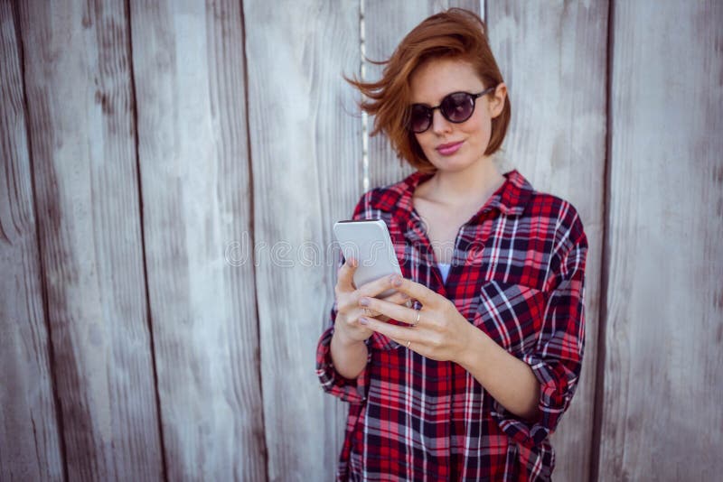 усмехаясь женщина битника на ее smartphone стоковые изображения rf