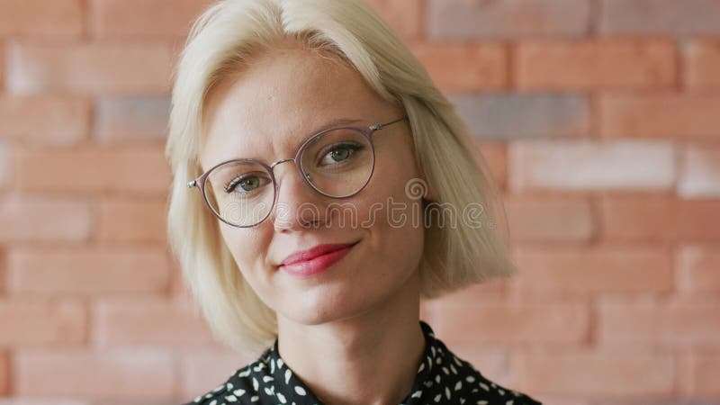 Усмехаясь женщина в стеклах видеоматериал
