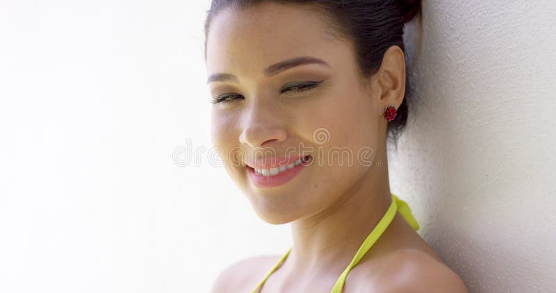 Усмехаясь женщина в стене бикини верхней близко пустой сток-видео