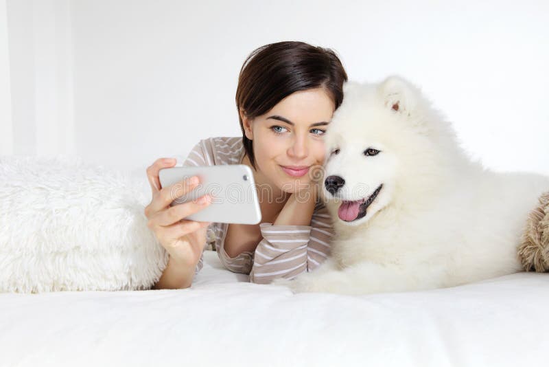 Усмехаясь женщина с собакой Selfie стоковая фотография Усмехаясь женщина с собакой Selfie стоковая фотография