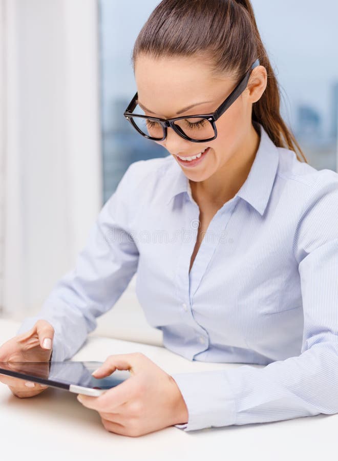 Усмехаясь коммерсантка в eyeglasses с ПК таблетки стоковое изображение