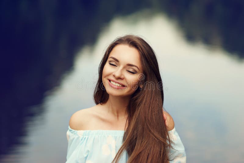Усмехаясь портрет девушки outdoors стоковое изображение Усмехаясь портрет девушки outdoors стоковое изображение