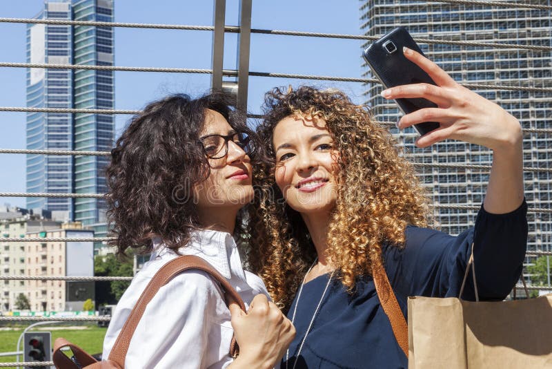 2 усмехаясь симпатичных девушки принимают selfie стоковое изображение rf