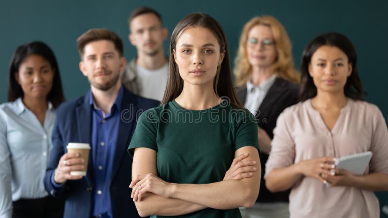 Успешная наградили, представляющих с multiracial коллегами в офисе стоковая фотография