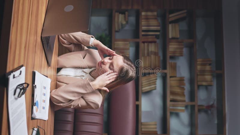 уставшая женщина, страдающая мигренью после работы на ноутбуке акции видеоматериалы
