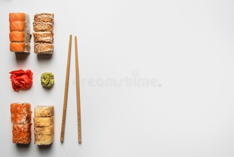 Установите очень вкусных суш с имбирем и wasabi на белой предпосылке, космосом для текста стоковые изображения rf