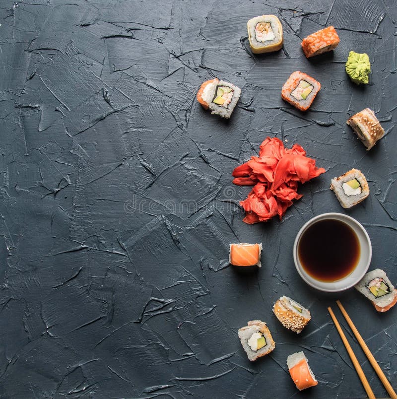 Установите очень вкусных суш с имбирем и wasabi на серой предпосылке, космосом для текста стоковые фотографии rf