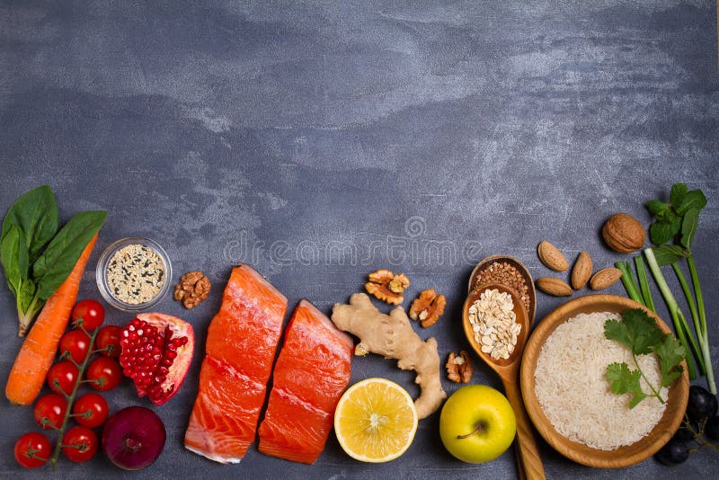 Установка Flatlay здоровой еды: удите семг, шар риса, авокадоа, фруктов и овощей стоковые фото