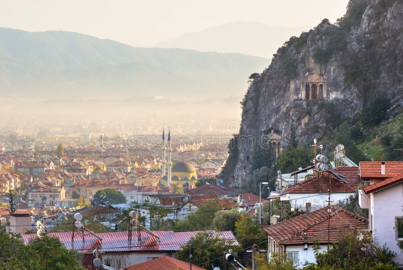 Усыпальницы утеса Lycian в Fethiye, Турции стоковые фото Усыпальницы утеса Lycian в Fethiye, Турции стоковые фото
