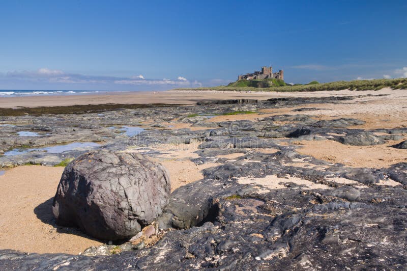 утесы замока bamburgh стоковые фотографии rf утесы замока bamburgh стоковые фотографии rf