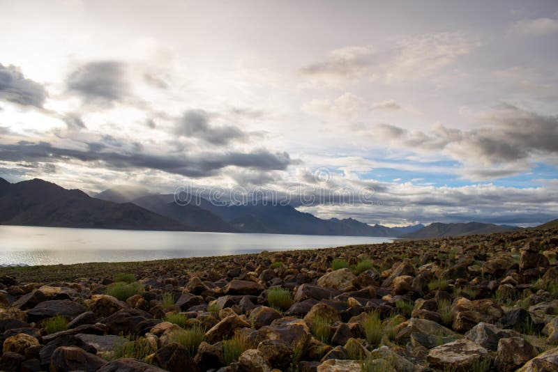 утесы на облачных небесах предпосылки горы берега озера pangong стоковое изображение rf