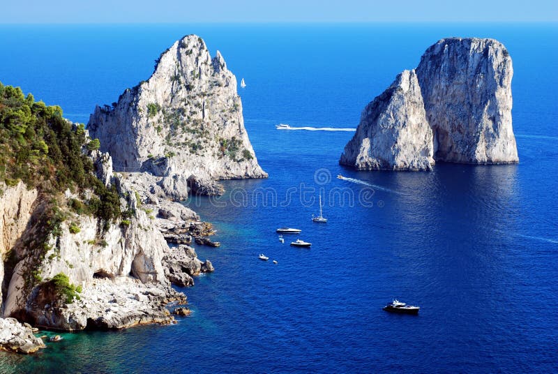 утесы острова faraglioni capri стоковые фотографии rf утесы острова faraglioni capri стоковые фотографии rf